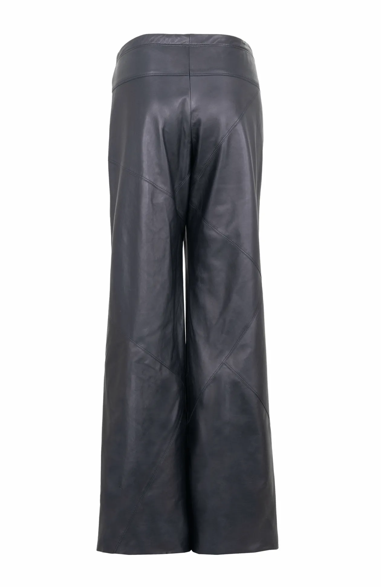 Mandy ausgestellte Lederhose